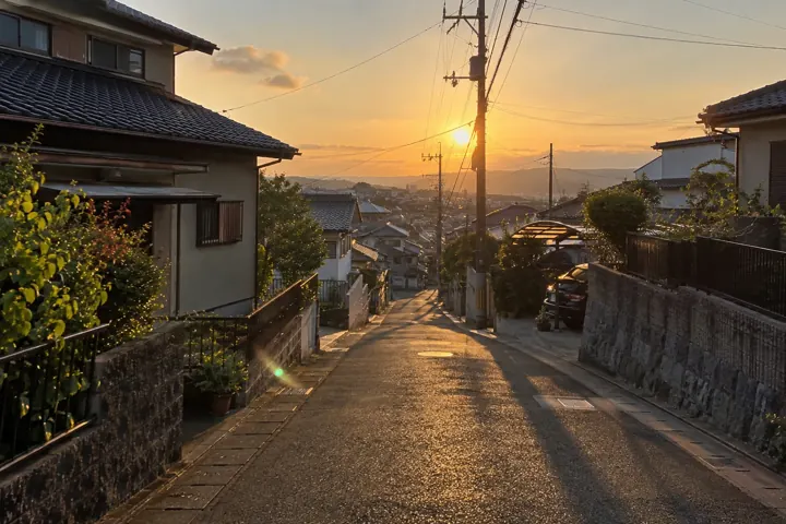 夕暮れの住宅街の坂道